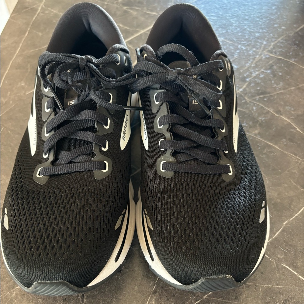 LIKE NEW Women’s Brooks Ghost 15 9.5 Wide.
